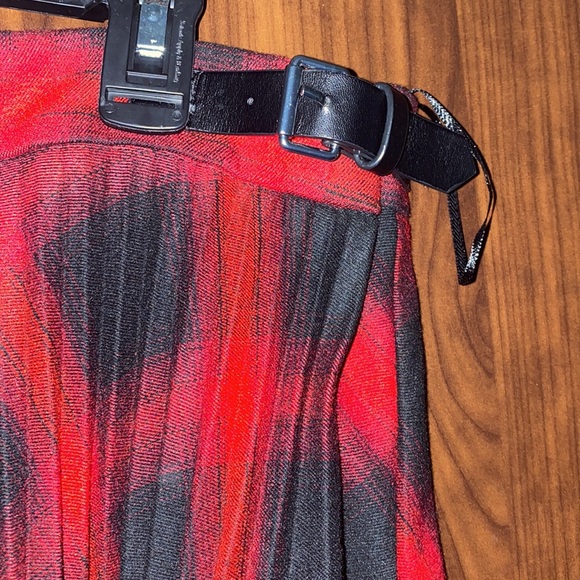 Pleated skirt - Picture 2 of 3